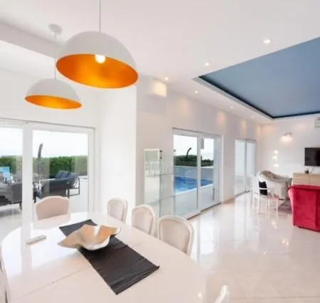 Luxury Vista With Pool And Sea View فيلة أوباتيا